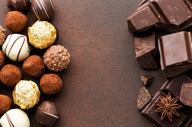 Morceaux de chocolat et truffes