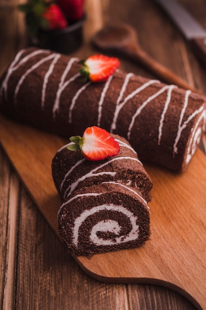 Photo gratuite morceaux de dessert au chocolat avec de la crème