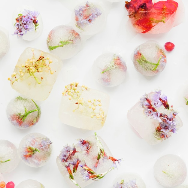 Morceaux de glace blanche avec des fleurs à l&#39;intérieur