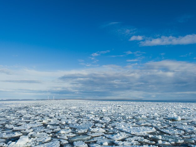 Morceaux de glace dans le lac gelé sous le ciel lumineux en hiver