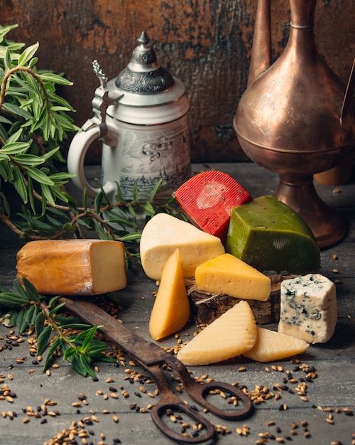 morceaux de parmesan, pesto vert et rouge, fromage stilton, gouda