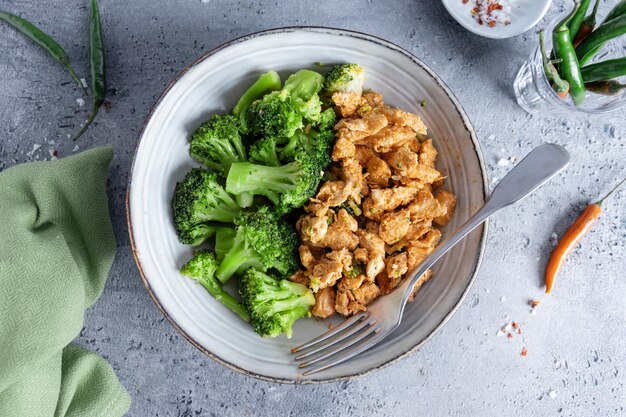 Morceaux de poitrine de poulet avec légumes sur assiette