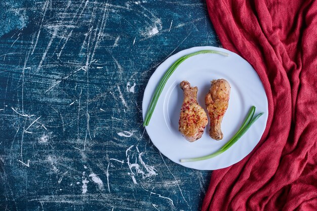 Morceaux de poulet cru avec de la verdure.