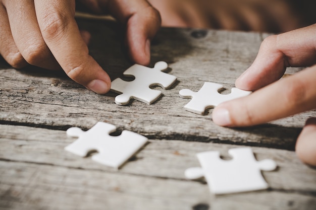 morceaux de puzzle blanc sur bois