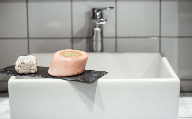 Des morceaux de savon sur le lavabo de la salle de bain. Concept d'hygiène personnelle et de santé.