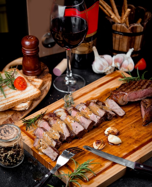 Morceaux de steak haché sur une planche de bois et d'ail