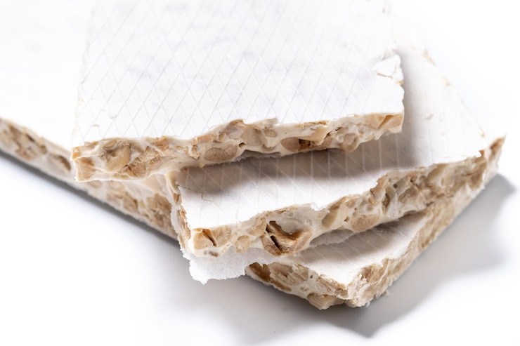 Photo gratuit des morceaux sucrés traditionnels de noël de délicieux nougat d'amande isolés sur un fond blanc