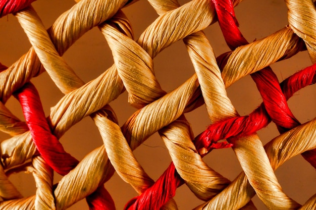Morceaux de tissu rouge et jaune disposés dans un motif de filet