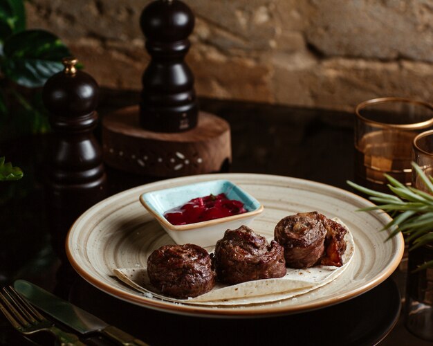 Morceaux de viande juteux sur du pain pita avec sauce