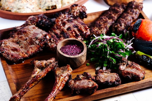 Photo gratuite morceaux de viande rôtie aux herbes