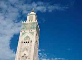 Photo gratuite mosquée avec minaret à casablanca, maroc