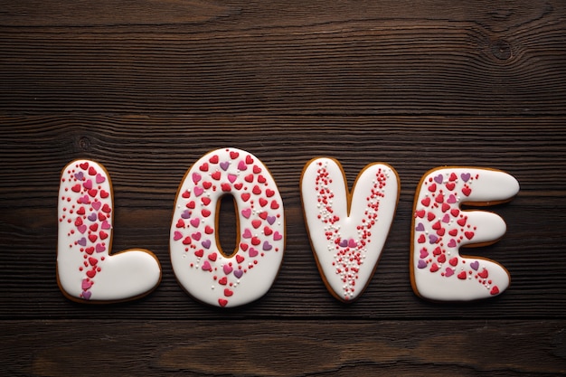 Mot «amour» dans les biscuits blancs avec de petits coeurs