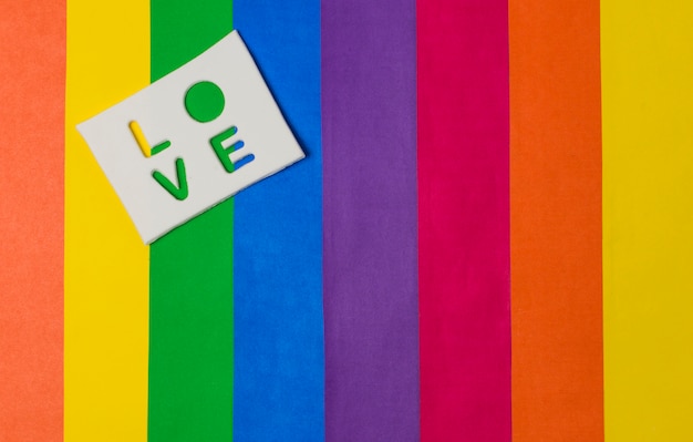 Mot d&#39;amour sur tablette et drapeau LGBT