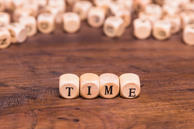 Mot du temps fait de cubes en bois