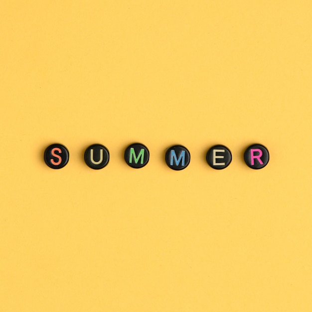 Mot d'été perles alphabet fond jaune