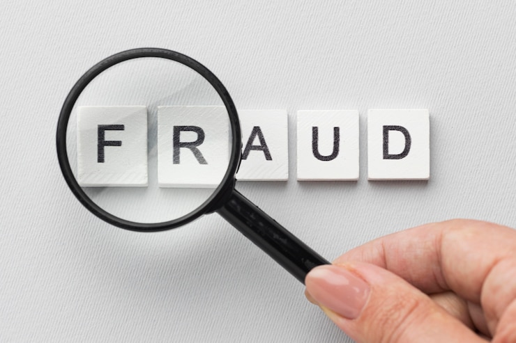 Photo gratuit mot de fraude et loupe