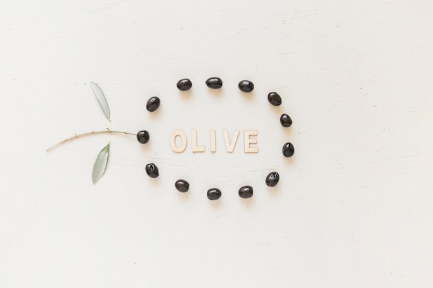 Photo gratuite mot olive dans un cercle d'olives