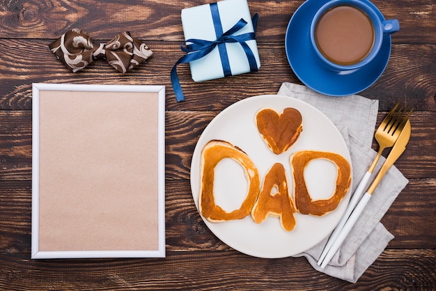 Mot de papa écrit en petits pains sur plaque