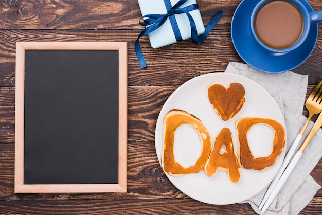 Mot de papa écrit en petits pains et tableau noir