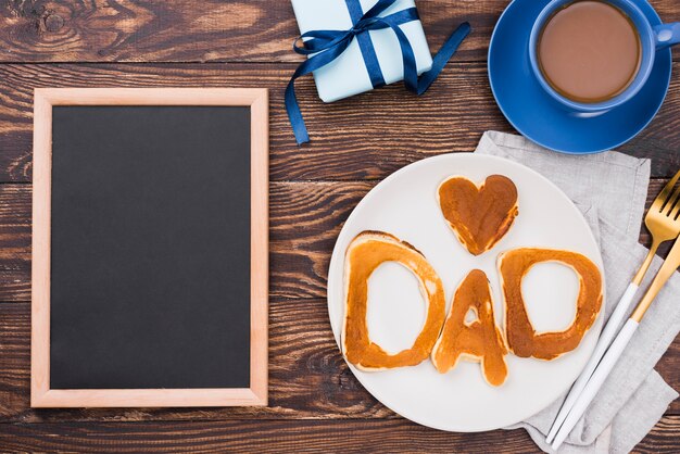 Mot de papa écrit en petits pains et tableau noir