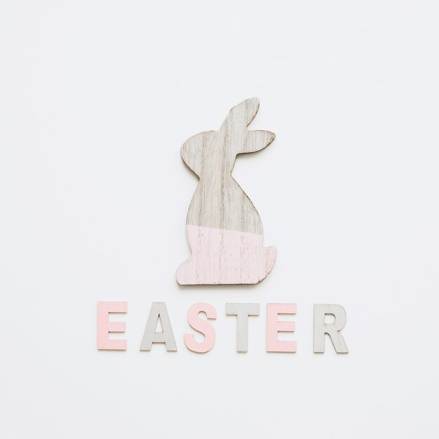 Mot de Pâques et figurine de lapin peint