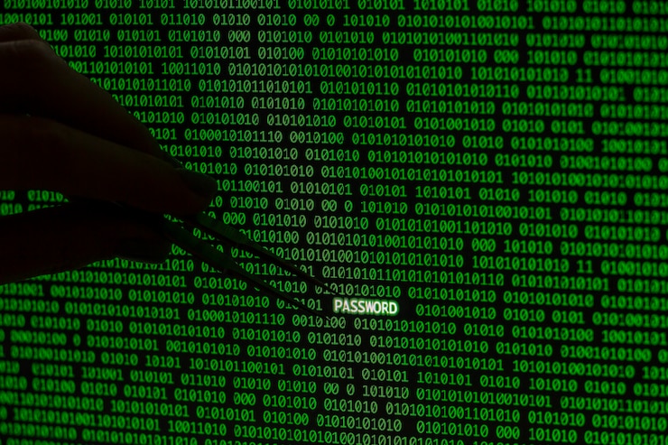 Photo gratuit mot de passe avec une pincette et un code binaire