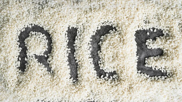 Mot riz écrit sur du riz blanc