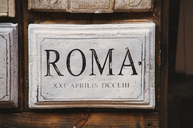 Photo gratuite le mot rome et la date sculptés dans le marbre