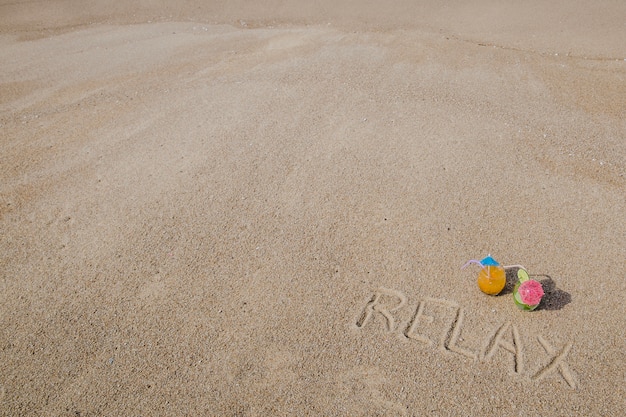 Mot sur le sable et les cocktails