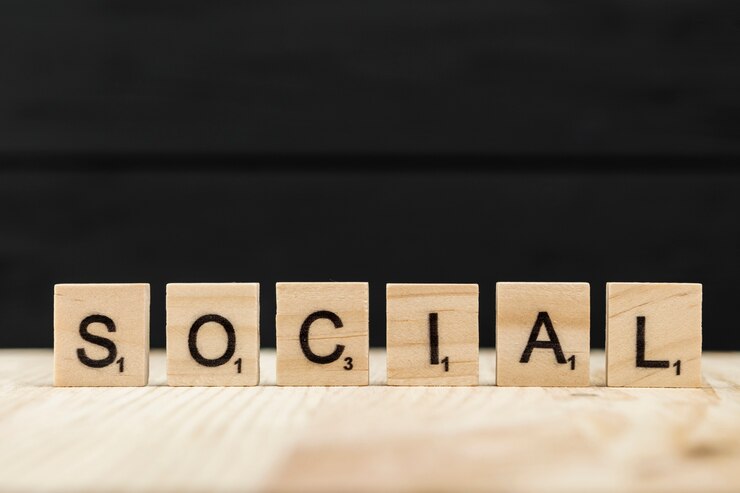 Photo gratuit le mot social épelé avec des lettres en bois