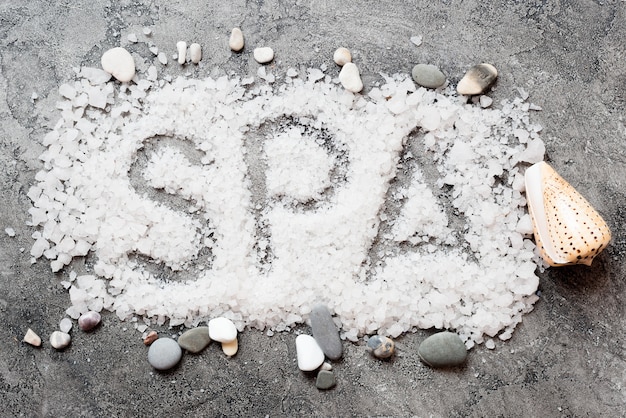 Mot de spa écrit avec sel de bain et coquillage