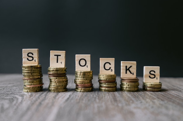 Photo gratuite le mot «stocks» sur les pièces décroissantes.