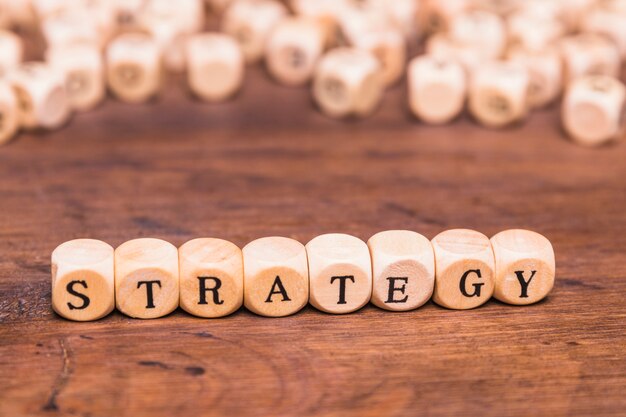 Mot stratégique sur des cubes en bois