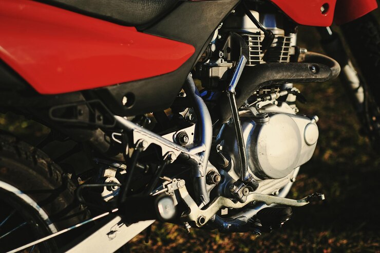 Photo gratuit le moteur de la moto d'enduro