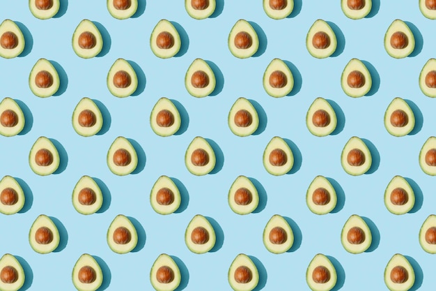 Motif alimentaire avec un avocado exotique biologique sur fond bleu Motif vue supérieure