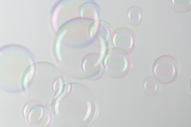 Photo gratuite motif de bulle de savon transparent sur un fond d'écran gris