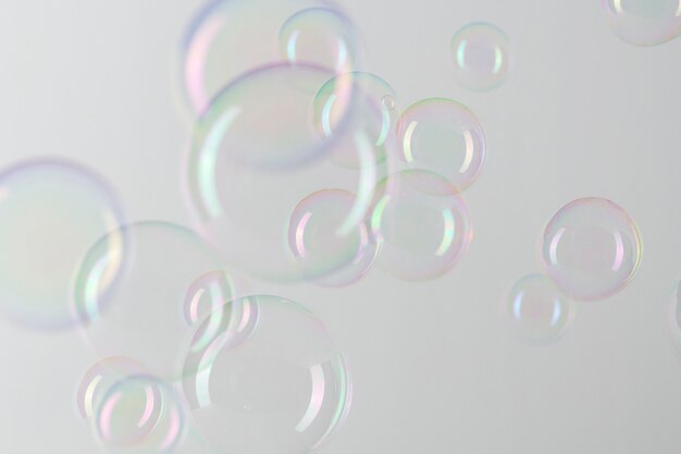 Motif de bulle de savon transparent sur un fond d'écran gris