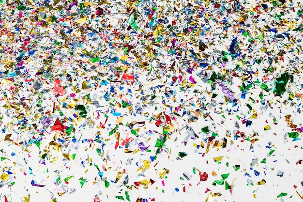 Motif de confettis colorés sur un fond d'écran gris