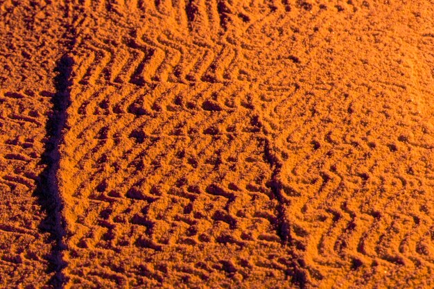 Motif côtelé sur le sable du coucher de soleil