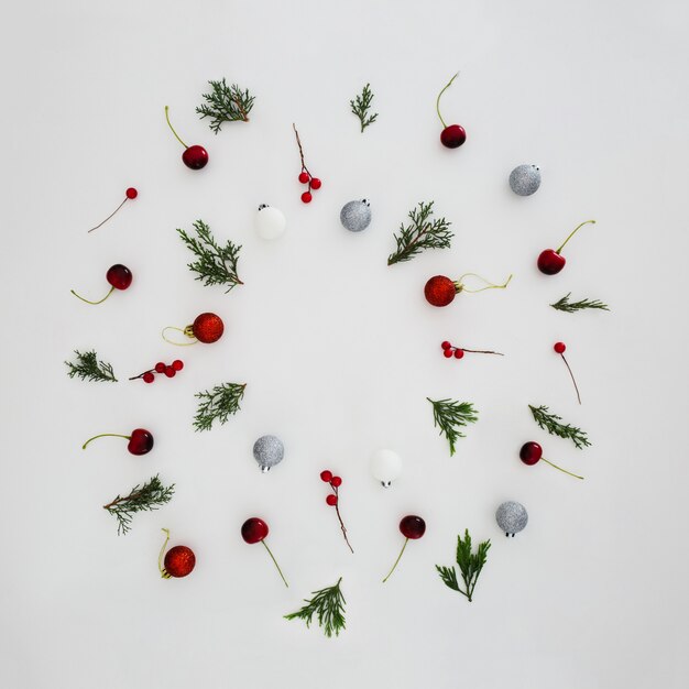 Motifs à base de feuilles de pin et boules de Noël décoratives