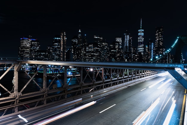 Motion flou pont avec des voitures la nuit