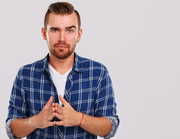 Émotions. Jeune homme en chemise bleue