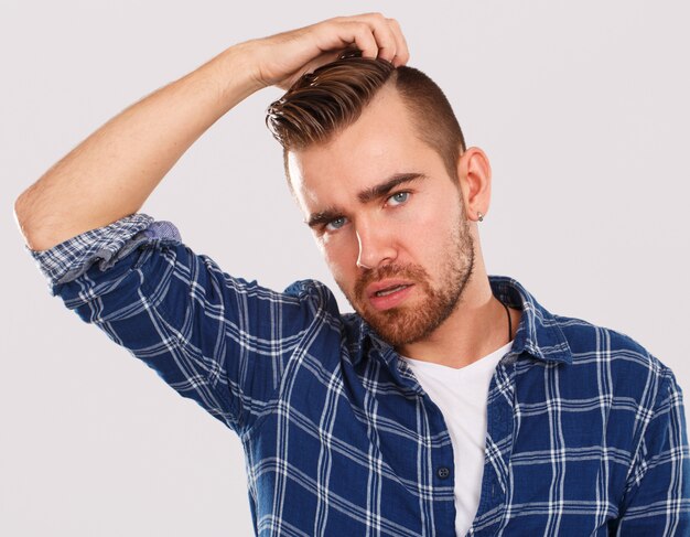 Émotions. Jeune homme en chemise bleue