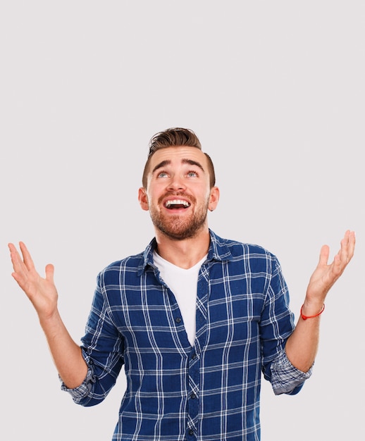 Émotions. Jeune homme en chemise bleue