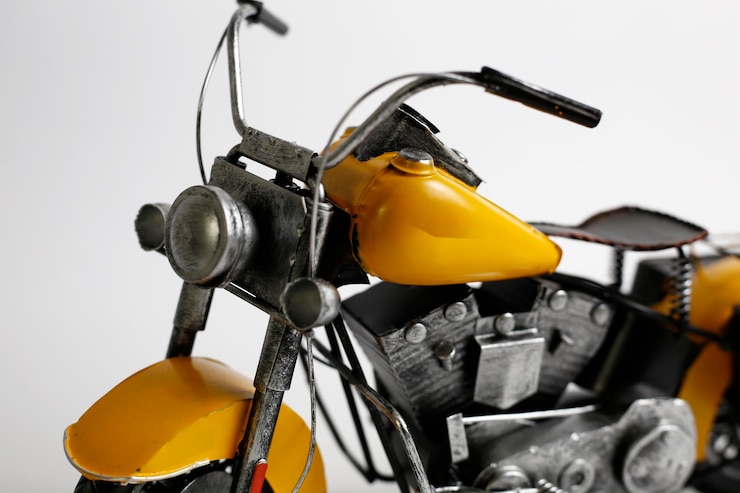 Photo gratuit moto sur le mur avec un fond blanc vintage moto jouet personnalisé