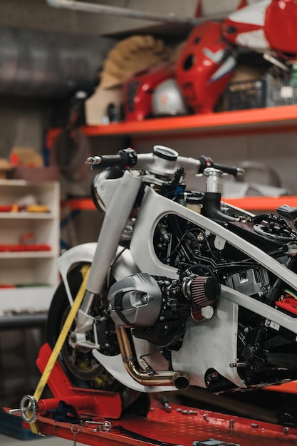 Moto personnalisée debout dans un atelier de réparation