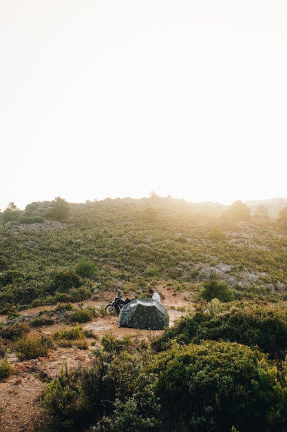 Motocycliste d'aventure en camping sauvage