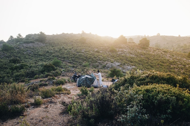 Motocycliste d'aventure en camping sauvage