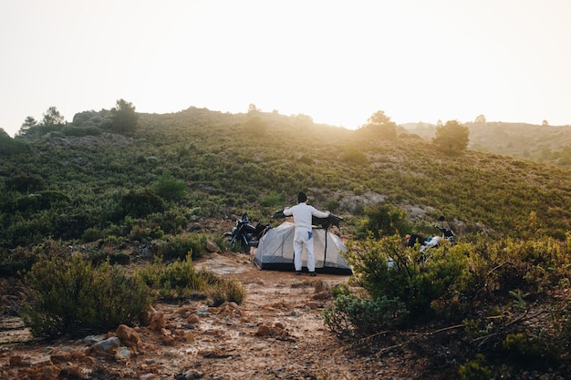 Motocycliste d'aventure en camping sauvage