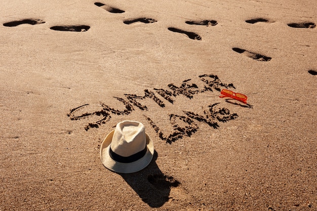 Des mots dans le sable sur l'été